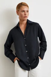 قميص بنقشة مائلة أسود