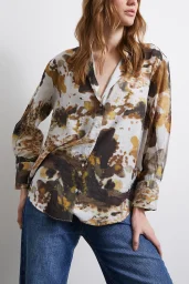 نقشة باتيك على قميص شيفون لونها خردل