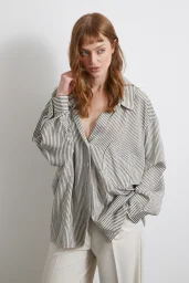 قميص مخطط بأكمام الخفاش باللون الكاكي