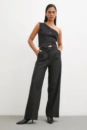 بنطلون بأساور باللون الأسود