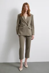 السروال الضيق المصنوع من قماش البشكير بلون الخردل