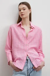 قميص مخطط باللون الوردي