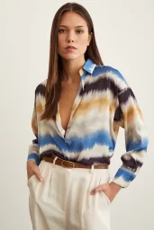 قميص بنقشة الدهان المائي أزرق