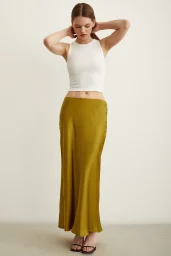 فستان ساتان مائل للزيتون