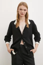 Schwarze Strickjacke mit doppeltem Kragen und Knöpfen