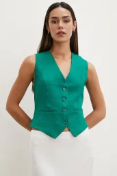 سترة بأزرار خضراء