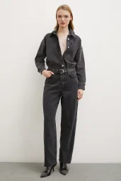 سروال جينز أسود مع خصر عالي وأساور منخفضة