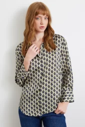 قميص حرير هاكي بنقشة هندسية