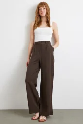 بنطلون بالازو باللون البني