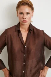 قميص ياقة الرقبة البني اللون الأساسي