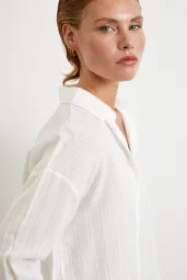 قميص قطني مخطط أبيض