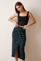 تنورة مخططة بأزرار بلون أخضر داكن