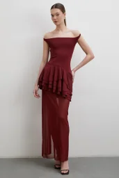 فستان تول بأشرطة مع حاشية باللون البوردو