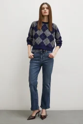 بنطلون جينز بطول الأنابيب الداكنة