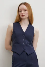 سترة بطبقة داخلية وياقة بلون أزرق داكن