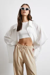 قميص مودال أبيض بجيوب كبيرة