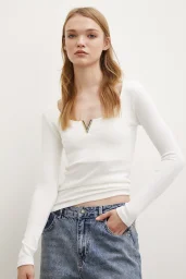 قميص أبيض بأكمام طويلة وعنق على شكل V