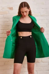 زر تفاصيل الشورت الفولاذي الأسود