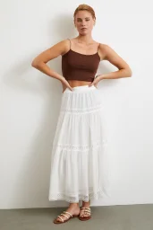 التنورة القصيرة القماشية البيضاء