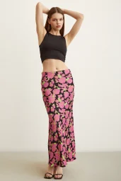 تنورة ساتان بنقشة الورود الزهرية