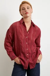 قميص مخطط من الأورجانزا بلون البوردو