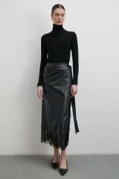 تنورة جلدية بتطريز وأطراف مزينة بالشراشيب باللون الأسود