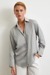 قميص بنمط قطري رمادي