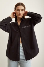 قميص بوبلين بتفاصيل حجرية أسود