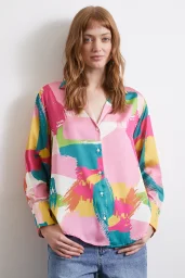 قميص بقصة ياقة V مطبوع باللون البودرة