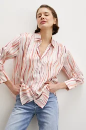 قميص بياقة على شكل V بخطوط مموجة باللون البرتقالي