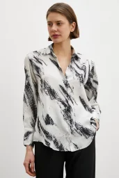 قميص حرير مطبوع بياقة على شكل V باللون العاجي