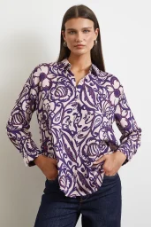 قميص حريري بنمط زهور باللون الأرجواني