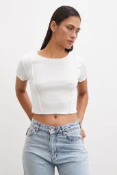 تيشيرت قصير الأكمام الأبيض