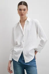 قميص بتفاصيل خطوط بيضاء