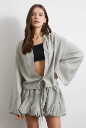 قميص واسع بأكمام طويلة مربوط من الأمام