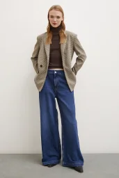 بنطلون جينز ذو خصر عالي وأرجل واسعة لونه أزرق