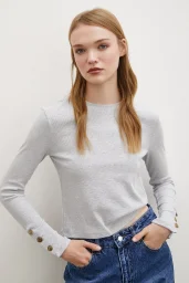 بلوزة رمادية بأزرار على الذراع