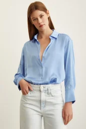 Grundlegende Satinbluse in Blau