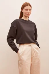 كنزة رياضية ذات ياقة الدراجة المضادة للكهرباء