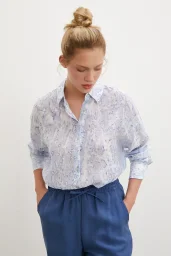 قميص بنقشة قطرات مائية أزرق