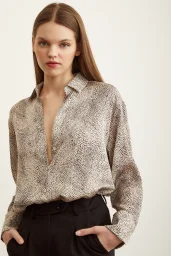 V-Ausschnitt gemusterte Satinbluse Stone