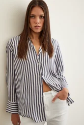 قميص متعدد الخطوط أزرق