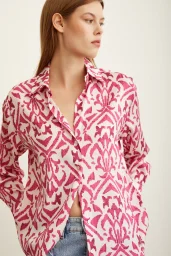 قميص حرير برقبة V مزين بنقوش وردية