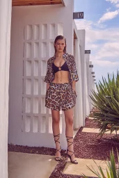 ملابس مخططة بنقشة حيوان اليغر وبشورت باللون الأخضر الزيتوني