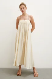 فستان متدلي بحمالة بتفاصيل دانتيل كريمي