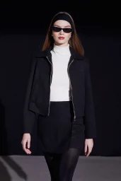 التنورة السترة ذات التصميم الأمامي العالي باللون الأسود