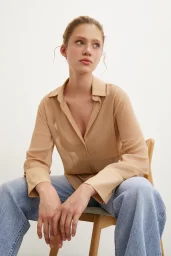 قميص تول برقبة V لون لحمي