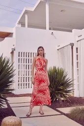 Seiten haben ein dekolletiertes trägerloses gemustertes rotes Kleid