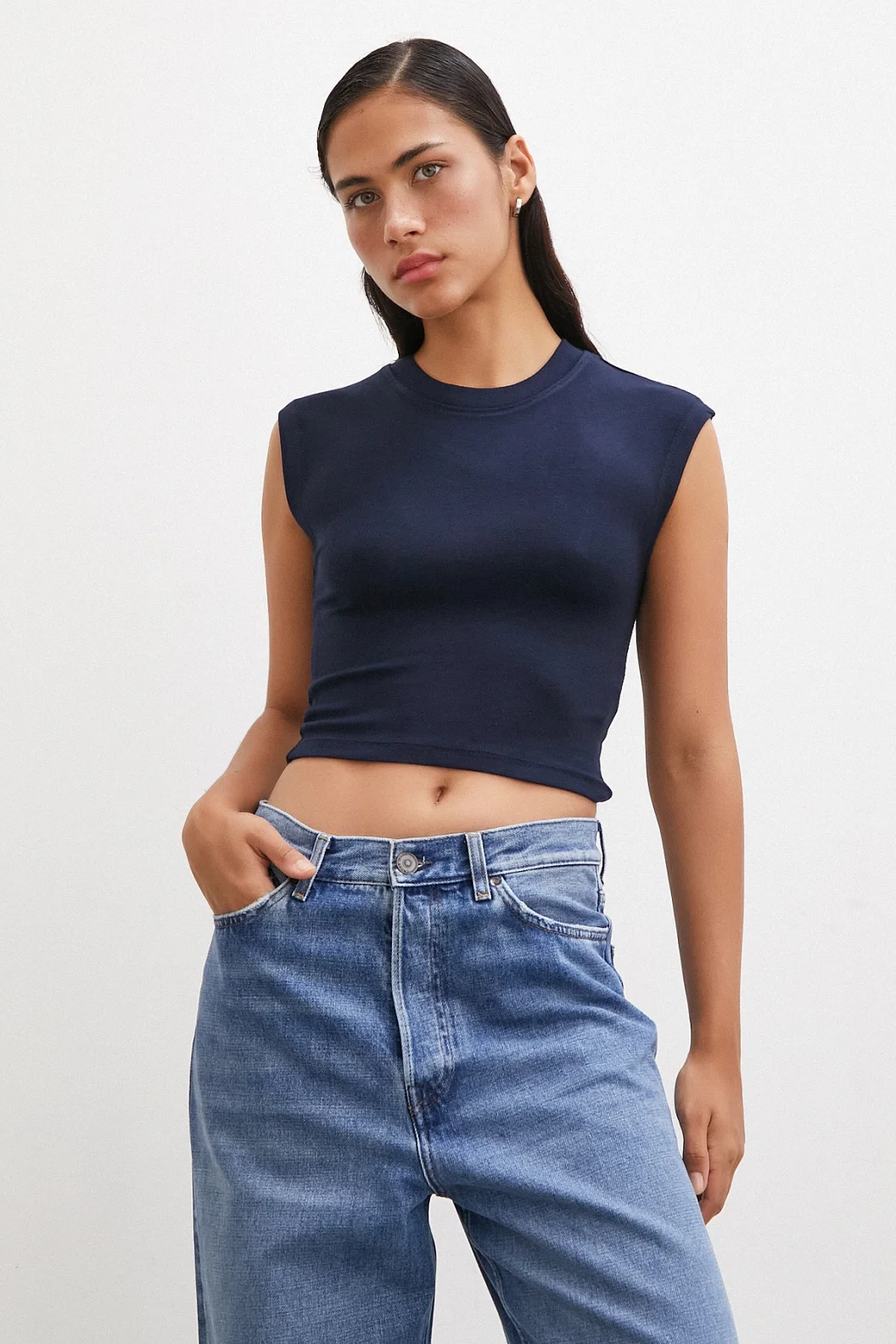 قميص بأكمام قصيرة لونه أزرق داكن