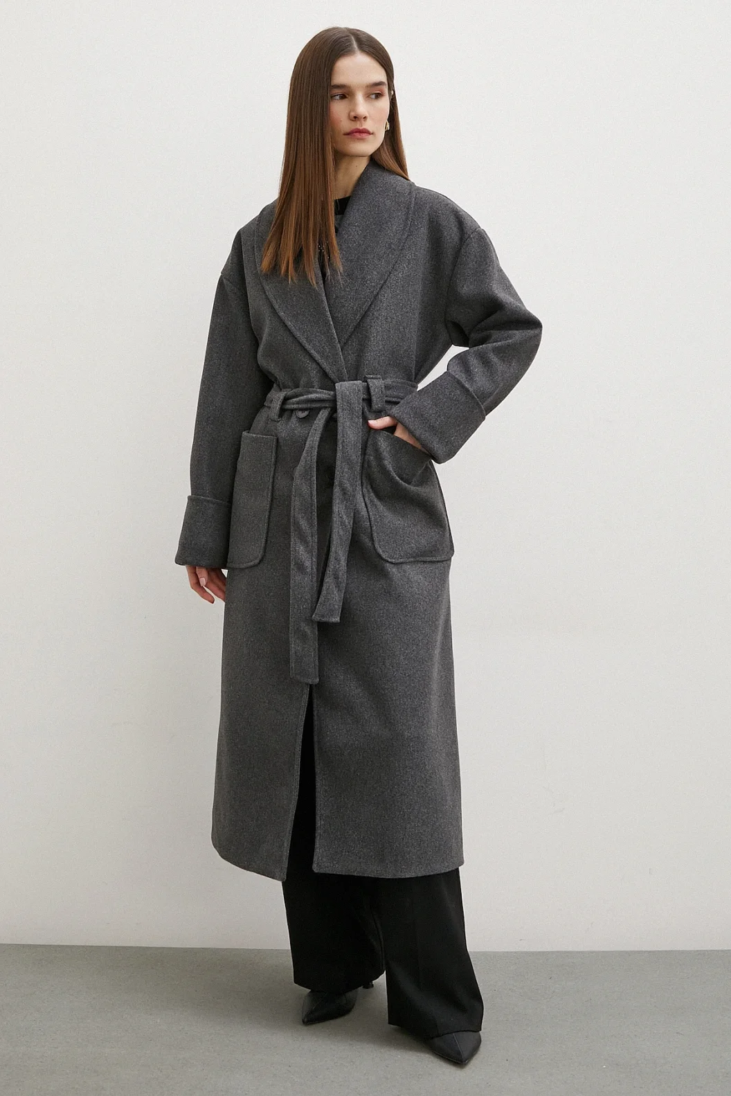 جاكيت مأزر بياقة كبيرة مزينة بحزام